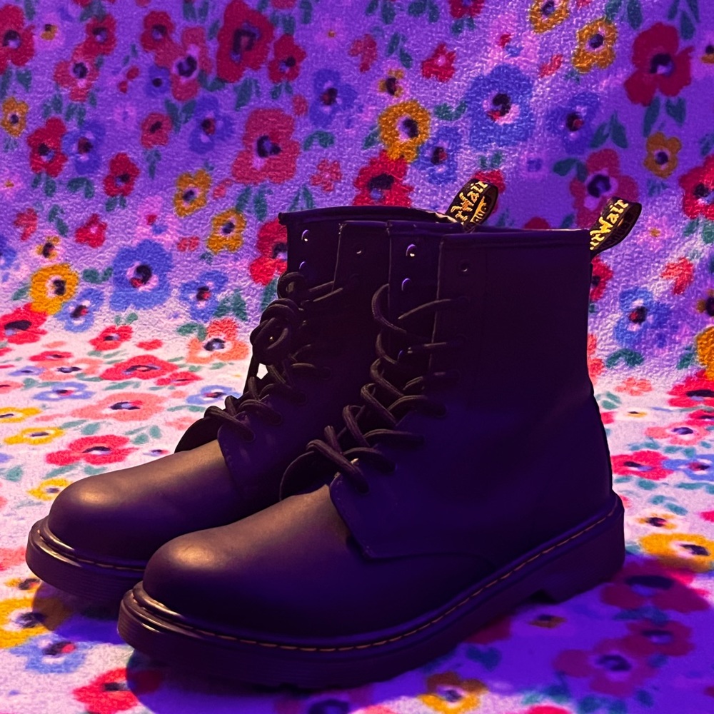 1460 kids smooth leather lace up boots black wore twice